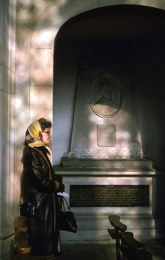 Profile of a woman at a tomb.